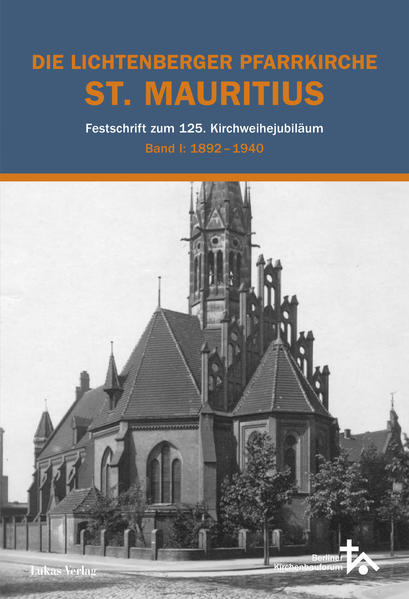 Die katholische Pfarrkirche St. Mauritius in Berlin-Lichtenberg hat eine bewegte Geschichte. 1892 von Max Hasak (1856-1934) als einfacher neugotischer Saalbau errichtet, wurde sie ab 1900 mehrfach erweitert. Der hier vorliegende erste Band der Festschrift zum 125-jährigen Kirchweihjubiläum beleuchtet die Bau- und Gemeindegeschichte während des Kaiserreichs, in der Weimarer Republik und in den ersten sieben Jahren unter der NS-Diktatur. Er umreißt die Berliner Rahmenbedingungen für Kirchenbauten in Berlin am Ende des 19. Jahrhunderts, beschreibt die Ausstattung der St. Mauritius-Kirche, die Geschichte der Vereine und die der Niederlassung der Grauen Schwestern an der Gemeinde. Neben dem aus Luxemburg stammenden ersten Pfarrer Nikolaus Kuborn (1854-1922) wirkte hier der spätere Berliner Dompropst Bernhard Lichtenberg (1875-1943, 2006 seliggesprochen). Beide verband eine lebenslange Freundschaft. Von der Pfarrei gingen mit den späteren Pfarrgemeinden Zum Guten Hirten in Friedrichsfelde-Karlshorst (1906) und Heilige Dreifaltigkeit in Boxhagen (1918) zwei Tochtergründungen aus, deren frühe Jahre Teil der Gemeindegeschichte von St. Mauritius sind. Die Entwicklung der katholischen Schulen in Lichtenberg und Boxhagen-Rummelsburg sowie eine Aufstellung der Pfarrer und Kapläne von 1892 bis 1940 runden das Buch ab. Hinweis: Ein zweiter Band, der sich mit der Gemeindegeschichte ab 1940 befassen wird, ist geplant.