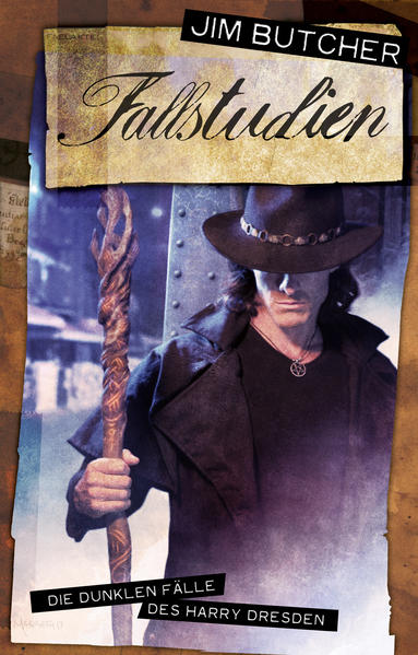 Harry Dresden, Chicagos einziger professioneller Magier, bewohnt eine Welt voller Intrigen und übernatürlicher Kreaturen jeglicher Ausrichtung. Machen Sie in dieser neuen Kurzgeschichtensammlung Bekanntschaft mit diesen seltsamen Wesen, während Harry die dunkle Seite der Wahrheit, der Gerechtigkeit und des American Way of Life erforscht. Vom Wilden Westen bis hin zum Baseballstadion Wrigley Field tummeln sich Menschen, Zombies, Dämonen und sogar Mitglieder der Feenhöfe in dieser Kurzgeschichtensammlung, die eine Unterscheidung zwischen Freund und Feind schwierig machen. In der hier erstmals veröffentlichten Novelle „Ein Tag im Zoo“ betritt Harry neues Terrain als Vater, während liebgewonnene Charaktere wie Molly Carpenter und Anastasia Luccio, seine einstmalige Schülerin und nun Wächterin des Weißen Rates, klassischere Abenteuer erleben. Diese Sammlung enthält neun erstmals ins Deutsche übersetzte Geschichten aus dem Harry Dresden- Universum, die sowohl Fans der ersten Stunde als auch erstmaligen Lesern und Leserinnen spannende Unterhaltung und neue Einblicke in Harrys düsteres und gleichzeitig einmalig komisches Universum bieten. Hinweis: Geschichten, die bereits in „Im Auftrag des Yeti“ publiziert wurden, sind in dieser Sammlung nicht enthalten.