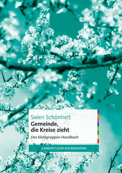 Wenn Kirche nach Hause kommt, dann fängt sie an zu leben: in Kleingruppen, Hauskreisen oder anderen Formen der Gemeinschaft, in denen Menschen ihren Glauben, aber auch ihre Fragen, Ängste, Hoffnungen und Zweifel miteinander teilen können-und in denen Christsein persönlich, konkret und alltagstauglich wird. Kein Wunder, dass immer mehr Gemeinden die geistliche Kraft ganzheitlicher Kleingruppen entdecken und sie als wegweisendes Modell für die Zukunft der Kirche erleben. Swen Schönheit ist ein Vorreiter der Gemeinde-Entwicklung durch Kleingruppen und zeigt in diesem inspirierenden Handbuch, worauf es ankommt: Wie man Hauskreise aufbaut und fördert, was sie zu einer lebendigen und tragfähigen Gemeinschaft werden lässt und warum sie ein echter Segen sind.