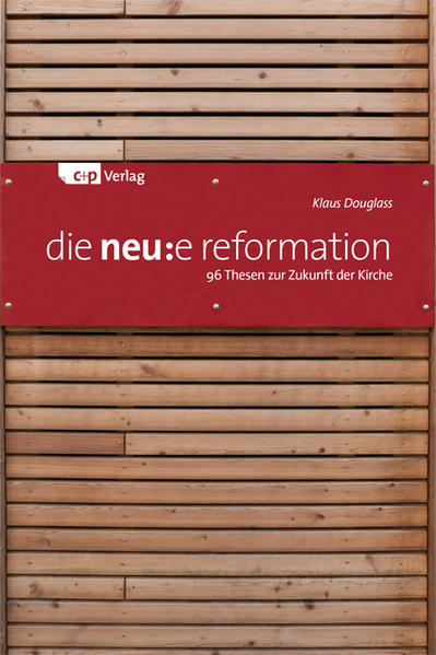 An der Schlosskirche zu Wittenberg hallt in diesen Tagen vor dem Reformationsjubiläum der Thesenanschlag Luthers immer noch nach. Wenn Klaus Douglass „96 Thesen zur Zukunft der Kirche" vorlegt, gehört Mut dazu. Doch genau wie Martin Luther geht es Klaus Douglass nicht darum, eine eigene Kirche zu gründen. Wie Luther leidet er an seiner Kirche, wie Luther will er sie erneuern, auf das Wesentliche zurückführen, will er Kirche wieder erlebbar, erfahrbar machen, sucht er-sehr erfolgreich-Wege, dem Volk „aufs Maul zu schauen", ohne ihm nach dem Mund zu reden. Im Jahr 2001 erstmals erschienen, haben diese Thesen bis heute nichts an Brisanz und Kraft verloren-Reformation ist ein Prozess, der uns jeden Tag neu herausfordert.