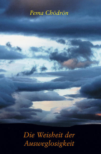 Inspiriert von der Tradition der 108-Tage-Meditation begleitet uns Pema Chödrön durch die unendliche Weite des tibetischen Buddhismus. Die Weisheit der Ausweglosigkeit schnürt, wie ein magisches Band, 108 Perlen der tibetischen Weisheit auf jenen roten Faden, der uns im Alltag orientiert und belebt.Die Lektüre des Buches lädt dazu ein, mit Klarheit auf uns selbst zu schauen, unser Herz zu berühren und jene Gewohnheitsmuster zu durchbrechen, die uns von anderen trennen. Wie die Perlen des buddhistischen Mala-Gebetsbandes geleiten uns dabei die 108 Unterweisungen durch die Widrigkeiten des täglichen Lebens. Ein lebendiger und zugänglicher Weg, Angst und Schrecken in Freude und Mitgefühl zu verwandeln. Dabei setzt Die Weisheit der Ausweglosigkeit keine Kenntnisse der buddhistischen Theorie oder Praxis voraus und bietet somit auch eine hervorragende Einführung in das Werk Pema Chödröns. Eine kunstvolle Zusammenstellung wesentlicher Passagen bereits bestehender Texte, in weiten Teilen in einer sehr freien Übertragung der Urtexte.