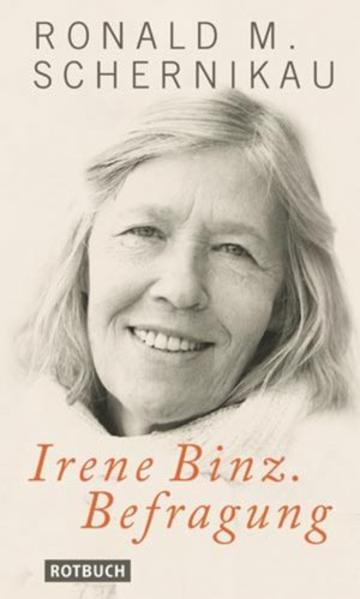 Das intensive Gespräch zwischen Mutter und Sohn fördert Bewegendes zutage: das Aufwachsen in der DDR, die Umstände der Flucht nach Westdeutschland aus Liebe zum Vater des gemeinsamen Kindes, die Demütigung, als sie erfährt, dass dieser dort heimlich eine andere geheiratet hat, das Misstrauen ihr, der Genossin, gegenüber - Irene Binz, literarisches Alter Ego von Ellen Schernikau, geht weiter ihren Weg und fühlt doch schmerzhaft die Leerstelle der fehlenden Heimat. Dieses Buch ist das berührende Porträt einer ungewöhnlichen, starken Frau, die ihren Überzeugungen treu geblieben ist. Frappierend in seiner Einzigartigkeit, ist es doch auf seine Art exemplarisch für den verkrampften Umgang der beiden deutschen Staaten miteinander - und dessen Konsequenzen bis heute.