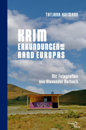 Die geschichtsträchtige und reizvolle Halbinsel Krim im Schwarzen Meer ist von großer geostrategischer Bedeutung. Dies führt immer wieder zu politischen Konflikten. Wie aber verläuft das Alltagsleben auf der Krim jenseits der Diskurse um Recht, Grenzen und Krieg? Wie denken Intellektuelle vor Ort über die heutige Situation? Kann Geopoesie helfen, in der gegenwärtigen Krise gegen­zusteuern? Tatjana Hofmanns ethnografische Langzeitbeobachtung geht diesen Fragen nach. Ihr poetischer Essay, illustriert mit großartigen Fotografien von Alexander Barbuch, überschreitet übliche Gattungsgrenzen und sucht nach Perspektiven fernab gängiger Deutungsmuster.