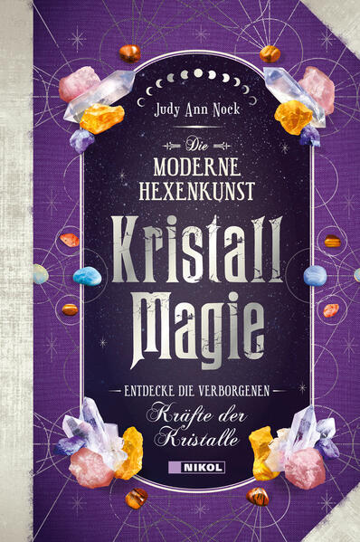 Moderne Hexen wissen, dass Kristalle die Energie der Erde in sich tragen und nutzen deren Kräfte in ihren Zaubern und Ritualen. In Judy Ann Nocks neuem Buch »Kristallmagie« werden Sie die Macht der Kristalle in der Zauberei und darüber hinaus erkunden. Entdecken Sie, wie Sie Ihre Sammlung zusammenstellen und mit Kristallen arbeiten können, um Ihre magischen Bedürfnisse zu erfüllen. Von der Geschichte und Tradition der Kristallmagie bis hin zu einer Übersicht der 55 Kristalle, die Sie kennen müssen, wird dieses Handbuch Ihnen helfen, Ihre magischen Talente zu stärken und Ihre Verbindung zu den Energien der Erde zu vertiefen.