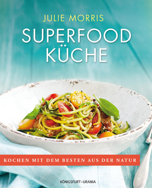 Superfoods sind Nahrungsmittel, die besonders reich an Vitaminen, Mineralien, Spurenelementen, Vitalstoffen und Proteinen sind. Alle für eine ausgewogene Ernährung benötigten Inhaltsstoffe sind darin enthalten. Sie geben reichlich Energie für Körper und Gehirn und sind damit wertvolle Helfer um Stress entgegenzuwirken, den Alterungsprozess aufzuhalten, Erkrankungen vorzubeugen und vernünftig abzunehmen. Die Autorin hat zahlreiche Rezepte für Frühstück, Suppen, Vor- und Hauptspeisen, Beilagen, Zwischenmahlzeiten, Süßspeisen und Getränke zusammengestellt. Außerdem informiert sie ausführlich über gesunde Ernährung insbesondere über Superfoods. Julie Morris arbeitet als Küchenchefin in Los Angeles ausschließlich mit vollwertigen, veganen Nahrungsmitteln, sie organisiert Kochshows und hat bereits mehrere Bücher herausgegeben. Diese Auflage ist eine preisgünstige Sonderausgabe zu der erfolgreichen Hardcover-Ausgabe (ISBN 978-3-86826-129-5).