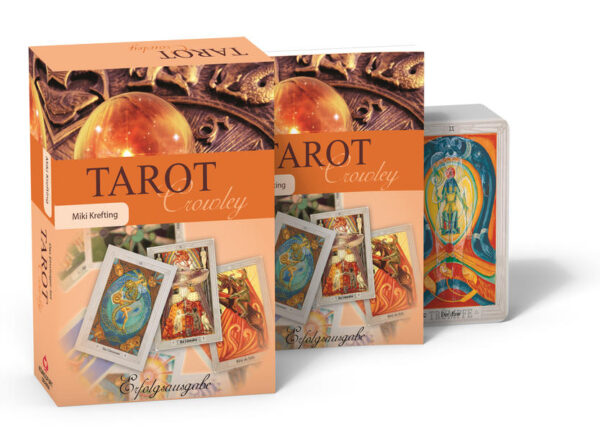 Die Autorin vermittelt als erfahrene Seminarleiterin einen einfachen Einstieg und Zugang zum komplexen Crowley Tarot. Klar und übersichtlich beschreibt sie die einzelnen Tarot Kartenmotive, erläutert die allgemeine Bedeutung und geht speziell auf die Themen Beziehung und Beruf ein. Kurze Stichworte und prägnante Begriffe ermöglichen rasche Antworten auf Fragen und aktuelle Lebensthemen. 7 einfache Legemethoden helfen, eine Situation oder Beziehung zu beurteilen, eine Entscheidung zu treffen oder Blockaden erfolgreich zu lösen. Dieses Set besteht aus 78 Original Aleister Crowley Thoth Tarotkarten im Pocketformat und dem Einsteigerbuch zum Crowley Tarot von Miki Krefting in einer stabilen Pappbox.