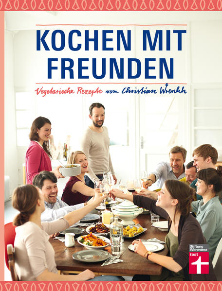 Geselliger Küchenspaß für Sie und Ihre Freunde: Mit diesem Buch wird der gemeinsame Kochabend zu einem vergnüglichen Miteinander. Dabei stehen der Spaß bei der gemeinsamen Zubereitung und das miteinander Genießen im Vordergrund. Die 12 stimmungsvollen Tafelideen mit 5 bis 6 Gerichten sind auf das Kochen mit mehreren Personen ausgerichtet. Ob „Orientalische Nacht“, „Ristorante a Casa“ oder „Hüttenzauber“ - dem Genuss sind keine Grenzen gesetzt. Probieren Sie Köstlichkeiten aus der türkischen Küche, innovative Gerichte mit regionalem Gemüse oder chinesische Leckerbissen. Einfach ein Menü auswählen, die Zutaten einkaufen, Freunde einladen und zusammen kochen. Für die unkomplizierte Vorbereitung, stehen die Einkaufslisten auch online fürs Handy bereit. Ausklappbare Seiten sorgen dafür, dass alle jederzeit wissen, was zu tun ist. Die Rezepte sind vegetarisch und auch für Anfänger geeignet. Dazu gibt es viele Profitipps zum Gemüseschnippeln und zur Küchenorganisation. So gelingt jede Küchenparty!