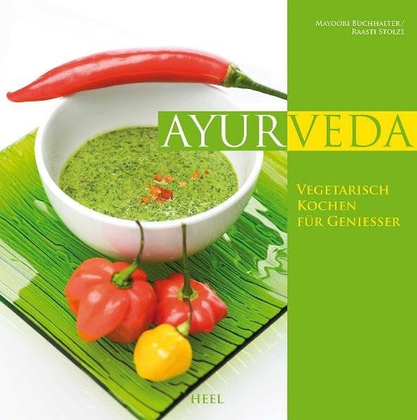 Lecker und gesund Alltagstaugliche vegetarische Rezepte Raffinierte Ideen aus der Indischen Küche Vollwertküche leicht nachzukochen Exotische Gewürz-Küche Mit ausführlicher Einleitung in die Ayurveda-Lehre Dieses Lehrbuch für ayurvedische Prinzipien in der Küche weist zunächst ausführlich in die Geheimnisse der Ayurveda-Lehre ein. Jedes Rezept ist gekennzeichnet, welchem Typus aus dem Dreiklang der Ayurveda-Lehre es entspricht. Die drei Doshas sind: Vata für Luft + Raum, Pitta für Feuer + Wasser und Kapha für Erde + Wasser. Nach der Einführung werden die wichtigesten Gewürze der Ayurveda-Küche vorgestellt. In Text und Bild lernt man die typischen ayurvedischen Gewürze, die auch im Rezeptteil verwendet werden, von A wie Asafoetida bis Z wie Zimt kennen. Die vorgestellten Gerichte lassen sich aber auch ohne ayurvedische Spezialkenntnisse und für wenig Geübte leicht und ohne viel Aufwand zubereiten. So hält die südostasiatische Küche und das Aroma der exotische Gewürze in Ihrer Küche Einzug. Alle Rezepte sind mit wenig Veränderung vegantauglich. Lassen Sie sich verführen von Köstlichkeiten wie leichter Gemüsesuppe mit Kreuzkümmel und Bockshornklee, Koriander-Chutney, Süßkartoffeln in Kokossauce, Mandelfirni, Brokkoli in Safransauce oder Hochzeitspickles. Tauchen Sie ein in die Welt von raffinierten Dips und Ghees, aromatischen Dals und abwechslungsreichem Gemüse. Gerichte wie Mungbohnen mit Kokos, Süßkartoffeln mit Roter Beete oder warmer Salat aus Ofengemüse folgen den Prinzipien der ayurvedischen Gesundheitslehre und sind auf die verschiedenen Naturelle abgestimmt. Die alltagstauglichen Rezepte von Mayoori Buchhalter und Raasti Stolze beweisen, dass gesunde Ernährung weder langweilig noch aufwendig sein muss.