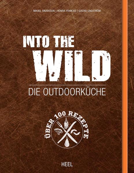 Outdoorküche aus Schweden 100 köstliche Rezepte für die Outdoorküche zeigen Outdoorfans, Campingfreunden und Survivalfreaks wie man leckere Gerichte in der freien Natur zubereiten kann. Ein Kochbuch für Skandinavien-Fans: Authentische und köstliche Rezepte aus Schweden Inklusive Konstruktionanleitungen für Werkzeuge und Kochutensilien Ideal für Aktivurlauber: Alles Wissenswerte rund um die Wildnis- und Lagerfeuer-Küche Vom Kochen auf dem offenen Feuer über Käse- und Bierherstellung, Einmachen, Einlegen und selber Wursten bis hin zu Großprojekten wie das Anlegen einer Erdgrube, den Bau eines Trockenschranks und eines Lehm- oder Räucherofens mit einfachen Mitteln (und leicht verständlicher Anleitung) - hier erfahren Abenteuer- und Outdoorfans alles Wissenswerte rund um die Selbstversorgung, aber auch das Überleben in freier Natur. Das dabei die Qualität der Küche nicht zu kurz kommen muss, zeigen über 100 mit appetitlichen Fotos illustrierte Rezeptideen: Von Zander-Chips über Kalbsfleischtartar mit Wildkräutern, von Hecht aus der Grube über Rhabarber mit karamellisierten Pistazien, von Wildschweinkebab bis Fliedertrunk.Bei den fantasievollen und einfachen Rezepten und Zubereitungsideen für Frühstück, Vorspeisen, Hauptgänge und Desserts kommt jeder Lagerfeuer-Gourmet auf seine Kosten. Das Buch ist mit einem praktischen Gummiband ausgestattet, das das Buch geschlossen hält - perfekt für den Transport und den Outdoor-Einsatz!