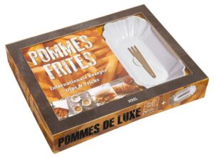 DAS Geschenk für Pommes-Fans - Liebeserklärung ans Kartoffelstäbchen - Hochwertige Geschenkbox mit Porzellanschale von Ritzenhoff und Edelstahlpicker - Originelles Mitbringsel für "Pommesionados" Das erfolgreiche Pommes-Buch jetzt als exklusives Geschenkset für alle Pommes-Fans: Pommes rot-weiß in Pappschale mit Plastikgabel war gestern. Wer Stil hat, isst die legendären Kartoffelstäbchen z.B. veredelt mit Curry-Orangen-Ketchup auf feinem Porzellan mit Edelstahlpicker. Dieses Geschenk-Set ist das ultimative Mitbringsel für jeden Pommes-Fan! Für den echten Liebhaber der Kartoffelstäbchen gibt es neben dem Buch mit zahlreichen Pommes-Rezepten eine edle Pommes-Schale aus hochwertigem Ritzenhoff-Porzellan und ein Edelstahl-Picker. So genießt man Pommes de Luxe!Kartoffel ist nicht gleich Kartoffel und Fett ist nicht gleicht Fett: Das Pommes-Buch im Set führt den Fritten-Verehrer erst einmal in die hohe Kunst des Frittierens ein. Dann folgt die Anleitung zum Glücklich-Sein: Ob Pommes con Chili, Pommes Burger, Belgische Pommes mit Thymian und Parmesan oder überbackener Gyros-Pommes-Auflauf - der Fritten-Fantasie ist keine Grenzen gesetzt. Auch die Pommes-Architekturgeschichte wird neu geschrieben: Pommes aufgepoppt, Dynamisch gewickelt oder schwungvoll verdreht, der Pommes-Kenner und -Könner genießt sein Stäbchen eben auch einmal nicht in Stabform. Außerdem werden die frittierten Kunstwerke natürlich nicht mit schnödem Ketchup getunt: Mit rund 30 Saucenrezepte können Sie Ihre Pommes-Creation krönen! Veredeln Sie Ihr 5-Sterne-Pommes-Menü mit Erdnuss-Koriander-Dip, Ingwer-Mayonnaise oder Habanero-Schaum!