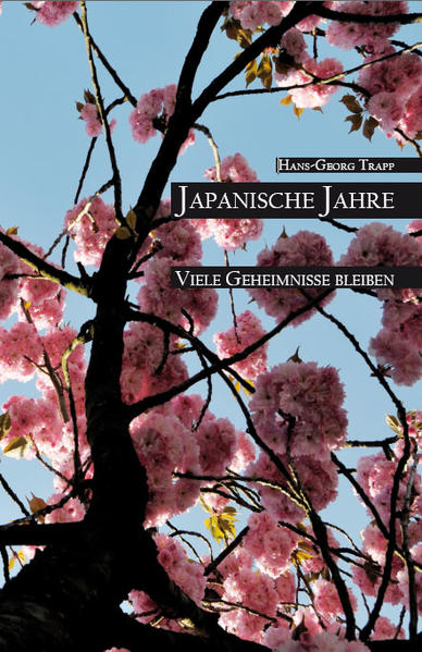 Nach seinem ersten Buch „Immer auf Empfang“, Episoden aus dem diplomatischen Dienst, mit einem Vorwort von Hans-Dietrich Genscher, ist das zweite Buch von Hans-Georg Trapp „Japanische Jahre“ praktisch die Fortsetzung. Der Autor schildert seine Zeit in Japan, einem Land der Gegensätze und Geheimnisse. Der agressive Wirtschaftsriese mit kompromißloser Atomenergiepolitik und riesigen Ballungszentren stößt an seine Wachstumsgrenzen und lässt die wunderbare Ruhe der Natur des Landes vergessen. Vom äußersten Norden auf Hokkaido mit seinem im Winter sibirischen Klima bis in den tropischen Süden von Okinawa erstreckt sich die Inselwelt über 2500 km und bietet eine einmalige Pflanzen- und Tierwelt, ein Paradies für den interessierten Menschen. Die Kultur auf allen Gebieten ist weltberühmt. Ein Ikebana-Blumengesteck auf einem schönen Möbelstück mit erlesenem Porzellan und gut beleuchtet macht aus einer Diele einen Eingangstempel. Jedes Essen ist ein Kunstwerk und die Gartenkunst begeistert in aller Welt. Teezeremonie, Sumo, Erdbeben, Walfang, Delphinsterben, Höflichkeit, Tradition, aber auch ungeheure Grauen in der Vergangenheit zeigen, wahrhaftig ein Land der Gegensätze. Wer länger hier gelebt hat kann sich dem einfach auch nach vielen Jahren nicht mehr entziehen.