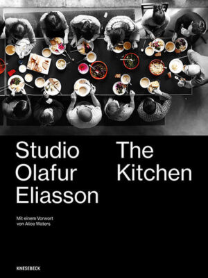 Im Studio Olafur Eliasson in Berlin arbeiten bis zu 90 Personen an Projekten des zeitgenössischen, isländischen Künstlers. Mittags trifft sich das Team zum gemeinsamen Essen, das die Studioküche mit vegetarischen Zutaten aus nachhaltigem Anbau frisch zubereitet. Acht Themen (Atelier, Körper, Pflanzen, Samen, Mikroorganismen, DNA, Mineralien, Universum) strukturieren das Buch, zu denen je 10 bis 15 Rezepte gestellt werden. Die Rezepte sind vorrangig auf größere Gruppen ausgerichtet, lassen sich aber leicht auch auf eine kleinere Personenzahl anwenden. Die Gerichte sind mehr als nur Nahrung