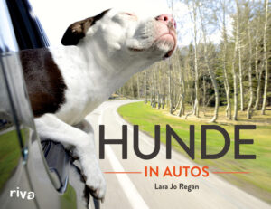 Nach Hunde unter Wasser, Welpen unter Wasser und Nasse Hunde wird die megaerfolgreiche Hunde-Reihe mit dem bezaubernden Buch Hunde in Autos fortgesetzt. Es zeigt, wie die Vierbeiner ihre Schnauze in den Wind halten, wie das Fell im Fahrtwind flattert, wie sie sich genüsslich im Kofferraum räkeln, wie sie majestätisch im Fond einer Limousine posieren - liebevoll begleitet und fotografiert von einer der erfolgreichsten Hundefotografinnen der USA. Das Buch ist durchgehend 4-farbig bebildert und zeigt 49 verschiedene Hunderassen - jede auf ihre ganz eigene Art unvergleichlich. Das perfekte Geschenk für jeden Hundeliebhaber.