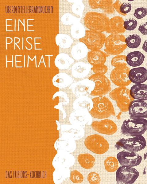 Was bedeutet Koch -und Esskultur für Michael Kempf, Ralf Zacherl, Mario Kotaska oder Sarah Wiener? Welche Gerüche und Geschmäcker verbinden Menschen, die in Deutschland ein neues Zuhause suchen, mit dem Thema Heimat? Gemeinsam begeben wir uns auf eine kulinarische Entdeckungsreise, bei der sich Tradition, Kultur und Geschmäcker neu erfinden und miteinander fusionieren. Das Ergebnis: Ein Kochbuch mit neuartigen Rezepten und die Dokumentation eines spannenden Dialogs mehrerer Kulturen. Alle Rezepte aus diesem Buch entstanden während interkulturellen Kochbegegnungen zwischen professionellen Spitzenköchen und Geflüchteten, die nach Deutschland gekommen sind, um hier ein neues Zuhause zu finden. Regionale Zutaten wie auch Zutaten ferner Länder tragen in einer besonderen Mischung zu der Einzigartigkeit der Gerichte bei. Diese Geschmacks-Fusionen sowie ganz persönliche Erfahrungen der Kochenden aus beiden Kulturen werden so in einem Buch zusammengetragen.