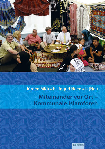 Integration erfolgt vor Ort. Entscheidend ist, wie Muslime und Nichtmuslime in Kommunen zusammenleben. Seit einigen Jahren gibt es kommunale Islamforen bzw. Foren Muslime. Vertretungen muslimischer Gemeinden und Einrichtungen arbeiten dort mit Bürgermeistern, Integrationsbeauftragten, der Polizei, Jugendämtern oder Vertretungen anderer Religionsgemeinschaften zusammen. Ziel ist ein gutes Miteinander vor Ort. Es gibt Ramadanzelte, Jugendfreizeiten, Fortbildungsangebote, gegenseitige Besuche oder Frauengruppen. In diesem Band werden vielfältige Initiativen aus Kommunen zusammengestellt. Auch über gescheiterte Projekte wird berichtet. Die Dokumentation enthält Anregungen zum Aufbau kommunaler Islamforen und informiert über Foren auf Landes- und Bundesebene. Sie unterrichtet über so strittige Themen wie Schulunterricht oder Moscheen. Und sie will vor allem Mut machen zu einem besseren Miteinander von Nichtmuslimen und Muslimen.