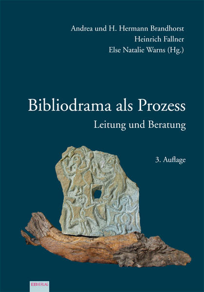 Die neu überarbeite 3. Auflage des Buches „Bibliodrama als Prozess“ gibt einen informativen und konkreten Einblick in die Theorie und Praxis des Bibliodramas. Hinzugefügt zu den bisherigen Kapiteln „Die Ästhetische Dimension des Bibliodramas“ (E. N. Warns), „Bibliodrama als prozessuales Konzept“ (H. Fallner), „Bibliodrama-Hermeneutik und Theologie“ (E. Warns), „Textorientierung und Gesellschaftsbezug im religions- und gemeindepädagogisch orientierten Bibliodrama“ (H.- H. Brandhorst) ist der ausführliche Beitrag von Andrea Brandhorst zur Körpererfahrung im Bibliodrama-Prozess. Sie stellt dabei sowohl Basis-Übungen als auch textfokussierte Erfahrungsübungen vor und dokumentiert in einem weiteren Kapitel einen Ausbildungskurs samt Supervisionsanteilen. Ebenfalls neu ist die Beschreibung der Bibliodrama-Szene in Deutschland und die Entwicklungen an den Rändern in der Berührung mit anderen erwachsenenpädagogischen Ansätzen durch Wolfgang Wesenberg. Außerdem wurden die Kapitel „Arbeit in Projekten mit Elementen des Bibliodramas“ und „Bibliodrama in Aufbau und Qualifizierung zur / m BibliodramaleiterIn (GfB)“ aktualisiert.