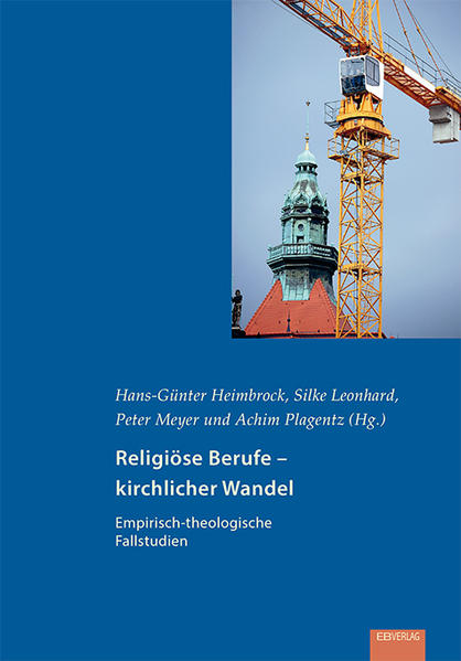 Über Kirche in der Krise reden gegenwärtig viele im Protestantismus. Wie aber erfahren, beschreiben und interpretieren „Profis“ religiöser Berufe selbst ihren professionellen Alltag? Welche Rolle spielen dabei Reform und Wandel der Kirche? Das wird in sieben Fallstudien unterschiedlicher Professionen in Kirche und Schule untersucht, die diese Fragen aus der Perspektive Beteiligter exemplarisch aufnehmen. Eingebunden sind die Fallstudien in Beiträge zum Verständnis von Krise, Professionalität und theologischen Normen. Der Band zeigt, wie theologisch stimmige und in der Praxis produktive Antworten auf aktuelle kirchenleitende Herausforderungen (Profilbildung, Umgang mit Ressourcen, Entscheidungskultur) aussehen können. Ziel ist ein praktisch-theologischer Beitrag zur Wahrnehmung der aktuellen Situation und zur Professionsforschung.