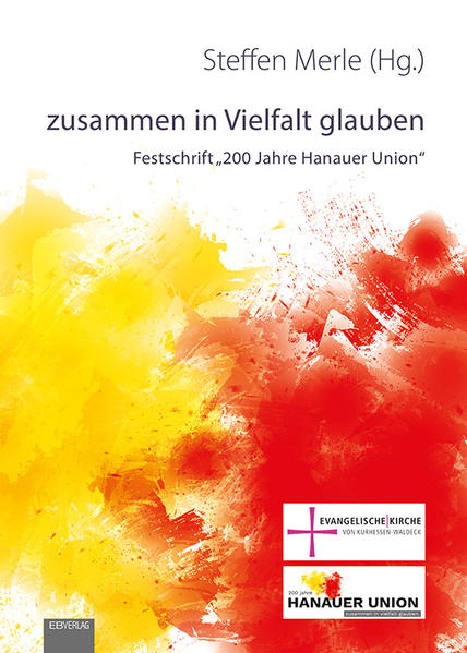 Am 1. Juni 1818 schlossen sich auf einer Hanauer Synode die lutherischen und reformierten Kirchengemeinden im heutigen Sprengel Hanau zu einer evangelischen Kirche zusammen. Man schrieb dem Verbindenden damals mehr Bedeutung zu als dem Trennenden. Eine Vereinheitlichung der lutherischen und der reformierten Bekenntnistraditionen wiederum hielt man trotz Kirchengemeinschaft aber weder für möglich noch für nötig. Dieses „Hanauer Modell“ von Einheit und Vielfalt wurde ein Meilenstein auf dem Weg zur Kirchengemeinschaft der Leuenberger Konkordie und ihrem Verständnis einer „versöhnten Gemeinschaft“ (Hein). Auch darin liegt die historische Bedeutung der Hanauer Union weit über die Evange­lische Kirche von Kurhessen-Waldeck hinaus. 200 Jahre später feiern wir das Jubiläum der Hanauer Union demzufolge unter dem Motto „zusammen in Vielfalt glauben“. Die Festschrift dokumentiert die Vorträge, die im Jubiläumsjahr 2018 gehalten wurden: Diese umfassen Standortbestimmungen von Kirche heute, dogmen­geschichtliche Einordnungen sowie lokalhistorische Betrachtungen der Hanauer Union.