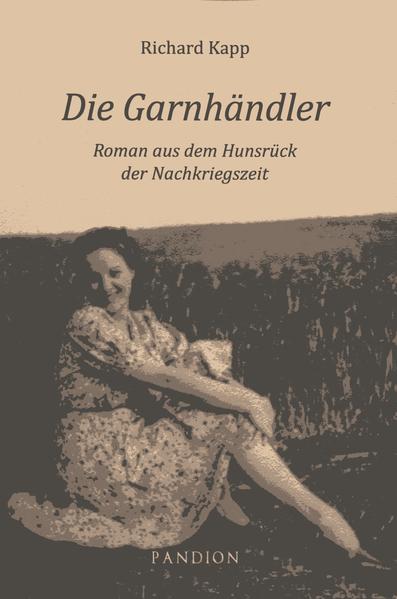 Ihre kleine Landwirtschaft wirft schon lange keinen Ertrag mehr ab. Gertrud möchte sie aufgeben. Als sie vom Unkrautjäten kommt, begegnet ihr Erwin Moosmann, Inhaber der ortsansässigen Strickerei, der händeringend jemand für den Vertrieb sucht. Gertrud kommt das Stellenangebot wie gerufen. Schließlich kann sie ihren Mann Robert überzeugen, der bisher immer entschieden dagegen war, dass sie arbeiten geht. Beim Strickwarenhersteller brummt das Geschäft. Die Firma macht ihren Hauptumsatz mit mobilen Händlern. Gertrud ist durch ihre charmante und einfühlsame Art beim Personal und den Kunden beliebt, und schon bald nicht mehr aus der Firma wegzudenken. Eines Tages lädt sie ihr Chef unverhofft zum Frühstück ein, was zur damaligen Zeit ungewöhnlich ist. Was hat er vor? Richard Kapp nimmt den Leser mit in die Zeit des Wiederaufbaus und des Aufbruchs nach dem Krieg, als es auch auf dem Hunsrück nur aufwärts ging und allmählich Wohlstand einzog. Jedoch erste Krisen zeichnen sich ab, Moosmanns Händler geben nach und nach auf und plötzlich sind warme Stricksachen nicht mehr gefragt.