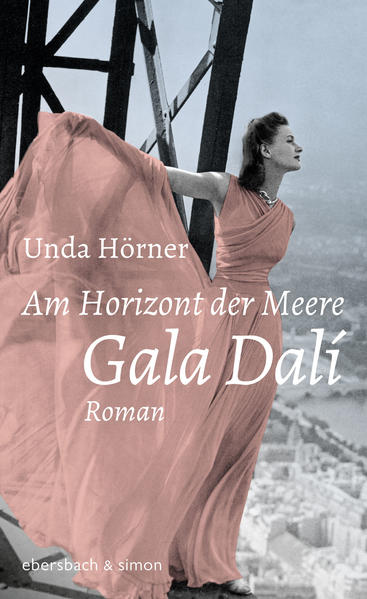 Gala Dalí, legendäre Muse der Surrealisten - ihr Leben als spannender Roman. 1912: Die blutjunge Helena Diakonova aus Moskau und der angehende Dichter Paul Éluard lernen sich im Luftkurort Davos kennen. Gala, wie Helena sich fortan nennt, folgt dem Geliebten mitten in den Kriegswirren nach Paris, sie heiraten und bekommen eine Tochter. Doch schon bald zieht es Gala in die Boheme-Kreise, sie wird zur Muse der Surrealisten und zelebriert eine Ménage à trois mit Paul und Max Ernst. 1929 tritt der junge Salvador Dalí, shooting Star des Surrealismus, in ihr Leben. Nach einer Spanienreise mit Paul beschließt sie, bei Dalí zu bleiben, um ihrem neuen Geliebten als Muse und Managerin zur Seite zu stehen … Unda Hörner zeichnet das faszinierende Porträt einer außergewöhnlichen Frau, die alle Schranken überwindet, um ihren Traum zu leben: sichtbar, frei und unabhängig zu sein.