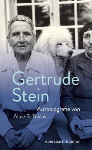 In der 1933 erschienenen Autobiografie von Alice B. Toklas schildert Gertrude Stein ihr Leben aus Sicht ihrer langjährigen Gefährtin, Muse und Sekretärin Alice Babette Toklas - ein Kunstgriff, um offener über sich selbst erzählen zu können. Im Mittelpunkt stehen ihre zahlreichen Begegnungen und Freundschaften mit einigen der berühmtesten Künstler und Intellektuellen der Zeit: Pablo Picasso, Georges Braque, Henri Matisse, Djuna Barnes, Guillaume Apollinaire, Marie Laurencin, Ernest Hemingway, F. Scott Fitzgerald, Man Ray, Tristan Tzara und viele andere trafen sich samstagabends in Steins Salon in der Rue de Fleurus 27. Das Werk, verfasst in Steins unverwechselbarem Stil, ist eine faszinierende Chronik der Pariser Avantgarde, voller kurioser kleiner Geschichten und Anekdoten, die nach Cesare Pavese „so unwahrscheinlich sind, dass sie zweifellos wahr sein müssen, und so wahrscheinlich, dass sie wie erfunden wirken … In diesem Spiel mit Spiegelungen liegt das köstliche Geheimnis dieser Prosa.“ In ihrer Modernität und Lebendigkeit lässt sich diese Prosa in der Übersetzung von Roseli und Saskia Bontjes van Beek bis heute bestens nachvollziehen. »Einstein war der kreative philosphische Geist des Jahrhunderts und ich war die kreative literarische Geist des Jahrhuderts.« Gertrude Stein