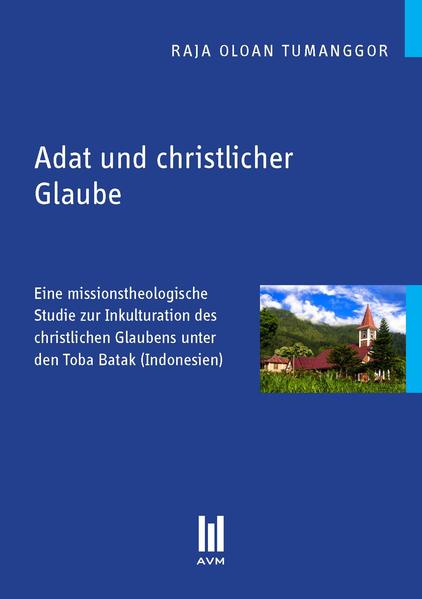 Seit dem 2. Vatikanischen Konzil (1962-65), bei dem die grundlegenden Weichenstellungen für den Aufbruch einer bis dahin weitgehend monokulturell bestimmten zu einer multikultu-rellen Weltkirche erfolgten, ist die Inkulturationsthematik Gegenstand zahlreicher (inzwi-schen kaum mehr zu überblickender) theologischer, besonders missionswissenschaftlicher Veröffentlichungen geworden. Denn gerade auf dem Gebiet der Inkulturation des christli-chen Glaubens in die unterschiedlichen Kulturräume bestehen ein großer "Reflexionsstau" und ein noch größerer Handlungsbedarf. Mitverursacht wurde dies durch die Schwerpunkt-verlagerung der Weltchristenheit vom Norden in den Süden, die sich in den 70er Jahren ver-stärkt abzeichnete. Auch das vorliegende Buch stellt die Frage nach Kultur und ihrer Interaktion mit dem durch die Mission überlieferten christlichen Glauben in den Mittelpunkt. Der Verfasser beruft sich dabei auf die Neueinschätzung dieses Verhältnisses durch das Zweite Vatikanische Konzil, auf die praktischen Lösungen seitens der Menschen, die in der Spannung von traditioneller Kul-tur und neuem Glauben leben, und schließlich auch auf seine eigenen Erfahrungen als Toba-Batak aus Nordsumatra. Das Buch greift die konkrete und aktuelle Fragestellung nach der Inkulturation unter den Toba-Batak auf und behandelt vor allem die Inkulturationspraxis der relativ jungen Geschichte der katholischen Kirche auf Sumatra.