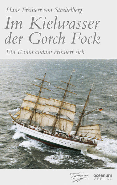 Über Jahrhunderte beherrschten die großen Segelschiffsflotten die Weltmeere. Heute erhält u.a. das Segelschulschiff GORCH FOCK der Deutschen Marine diese Tradition aufrecht. Ihre majestätische Schönheit wird immer wieder bewundert, nicht nur wenn sie als Flaggschiff die großen Windjammerparaden in Deutschland anführt. Auch Hans Freiherr von Stackelberg konnte sich dieser Faszination nicht entziehen. Über dreizehn Jahre seines Lebens verbrachte er auf der Bark, davon sechs Jahre (1972–1978) als ihr Kommandant. Aus seiner ganz persönlichen Sicht berichtet der Autor über den Alltag an Bord, über Reisen bei Orkanstärken, Staatsbesuche und Auslandsaufenthalte. Humorvoll und unterhaltend schildert er eine unwiederbringliche Zeit, angefüllt mit amüsanten Episoden, die dem Leser die Atmosphäre auf dem immer noch so beliebten Segelschulschiff nahebringt. Die Neuausgabe des Bestsellers 'Im Kielwasser der GORCH FOCK' wurde um mehrere farbige Abbildungen und eine vollständige Liste der Kommandanten des Schiffes ergänzt sowie mit einem kurzen Anhang zu den tragischen Bordunfällen der jüngeren Vergangenheit und den daraus gezogenen Konsequenzen versehen.