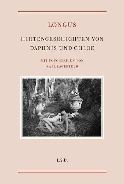 Daphnis und Chloë, die als Findelkinder von zwei unterschiedlichen Hirtenfamilien aufgenommen werden, wachsen im Idyll der Berge von Lesbos auf. Dort hüten sie die Herden der Eltern: Daphnis die Ziegen, Chloë die Schafe. In einem Spiel zwischen Naivität und Leidenschaft entdecken sie jedoch recht bald die Liebe zueinander. Aber bevor die beiden endlich zusammen sein können, wird diese Liebe auf allerlei Proben gestellt: So werden sie durch den langen Winter voneinander getrennt, von anderen umworben und verführt und sogar von Seeräubern und Plünderern verschleppt. Longos begründete mit seinem zauberhaften Liebesroman das Genre der Hirtendichtung und schuf gleichzeitig einen Klassiker der griechischen Spätantike. Es lässt sich kaum ein zweiter Liebesroman finden, der die literarische Nachwelt so stark beeinflusst und stets aufs Neue inspiriert hat. Karl Lagerfeld visualisiert und interpretiert mit der Kamera Szenen aus Daphnis und Chloë in den Landschaften Südfrankreichs und lässt sie in der zeitgenössischen Installation Moderne Mythologie neu aufleben. Der Text dieser Ausgabe folgt der klassischen deutschen Übersetzung* von Friedrich Jacobs, die erstmals 1832 erschienen ist. * aus dem Lateinischen