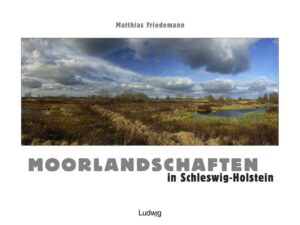 Schleswig-Holstein war einstmals ein Land voller Moore, auf etwa 10% seiner Fläche haben sich Nieder- und Hochmoore entwickelt. Heute sind davon nur noch wenige Reste erhalten, größtenteils stehen sie unter Naturschutz. Der Photojournalist Matthias Friedemann hat sich auf die Spuren dieser Relikte begeben – mit 108, vorwiegend farbigen, Aufnahmen schildert er die abseitige Schönheit dieser Landschaftsdetails, ihren unaufgeregten Charme. Im außergewöhnlichen Querformat dieses Bandes werden die bedeutendsten Moore des Landes in Bild und Text vorgestellt. Der Biologe Hauke Drews beschreibt in einem einleitenden Beitrag die Entstehung und derzeitige Gestalt der heimischen Moore. Der Druck dieses Buches wurde durch die Stiftung Naturschutz Schleswig-Holstein finanziell gefördert.