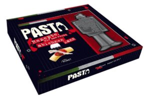 Pasta ist einfach unwiderstehlich - und dieses Pasta-Set macht ein Angebot, das man nicht ablehnen kann. Ob Klassiker wie Penne all'arrabbiata und Spaghetti alla carbonara oder raffinierte Spezialitäten wie Rigatoni mit Schwertfisch und Pappardelle mit Wildente: Das in origineller Mafia-Optik gestaltete Buch versammelt teuflisch leckere Rezepte für himmlische Pasta in allen Variationen, denen jedes ehrenwerte Mitglied der "Familie" einfach Respekt zollen muss. Mit der hochwertigen Käsereibe können alle Pasta-Genüsse mit frisch geriebenem Parmesan oder Pecorino gekrönt werden - und dabei wird einem Mafiosi einmal eine ordentliche Abreibung verpasst. Leckere Rezepte für himmlische Pasta zusammen mit einer hochwertigen Käsereibe in Mafioso-Form. Buon appetito!