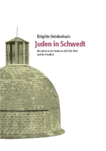 270 Jahre lang gab es jüdisches Leben in der brandenburgischen Stadt Schwedt an der Oder. Der Leser dieses Bandes nimmt teil an der wechselvollen Geschichte der jüdischen Menschen und ihrer Gemeinde. Der erste Jude, der sich im 17. Jahrhundert in Schwedt niederließ, war Bendix Levi. Nachdem sein Haus in Oderberg abgebrannt war, erhielt er von Kurfürst Friedrich Wilhelm die Genehmigung zum Aufenthalt in Schwedt. Die preußischen Könige wünschten jedoch, daß in den kleinen brandenburgischen Städten nur wenige Juden leben sollten. Deshalb bestand während des 18. Jahrhunderts die jüdische Gemeinschaft in Schwedt nur aus Angehörigen von drei Familien, nämlich von Bendix Levi, Simon Salomon und Wulff Salomon. Ihr Leben war geprägt vom Kampf um Aufenthaltsrecht und Handelserlaubnis. Solidarität untereinander war dabei nicht immer selbstverständlich, da oft das Aufenthaltsrecht des einen, wirklich oder vermeintlich, dem Recht des anderen entgegenstand. Das umfangreiche Quellenmaterial aus Berliner, brandenburgischen und Jerusalemer Archiven führt uns die Auswirkungen der restriktiven preußischen Judenpolitik auf das Leben der Schwedter Juden lebendig vor Augen und gibt uns außerdem Einblicke in jüdische Traditionen und Gebräuche. So werden wir Zeugen einer jüdischen Eidesleistung im Schwedter Rathaus und nehmen teil an der feierlichen Unterzeichnung eines Heiratsvertrages. Das Emanzipationsedikt von 1812 machte Juden endlich zu preußischen Staatsbürgern und erleichterte das Leben durch Niederlassungs- und Gewerbefreiheit. Dies führte bald zu einer beträchtlichen Vergrößerung der Schwedter jüdischen Gemeinde, der sich auch die jüdischen Einwohner des nahe gelegenen Städtchens Vierraden anschlossen. Als erster ließ sich Israel David Loewenheim aus Tütz / Westpreußen in Schwedt nieder. Ihm folgten aus seiner Heimatstadt nicht weniger als sieben weitere Familien. Zuzüge gab es auch aus anderen Städten, sodass bis zum späten 19. Jahrhundert die Zahl der jüdischen Einwohner Schwedts bis auf ca. 200 Personen zunahm. Ab ca. 1880 führten dann jedoch zahlreiche Wegzüge-besonders nach Berlin-wieder zu einer Verkleinerung der Gemeinde. Seit 1840 war Schwedt Amtssitz eines Rabbiners. Nathan Hirsch Kuttner blieb bis zu seiner Pensionierung im Jahr 1895 in Schwedt. Dieses lange Zusammenleben lässt ein harmonisches Verhältnis zwischen ihm und der Gemeinde vermuten. Dies war aber in den ersten Jahren durchaus nicht der Fall. Kuttner musste einige Jahre um Anerkennung in der Gemeinde kämpfen und sogar die Zahlung seines Gehalts gerichtlich durchsetzen. Der Bau einer neuen Synagoge im Jahr 1862 gab der Gemeinde neues Zusammengehörigkeitsgefühl und brachte Ruhe in die Auseinandersetzungen mit dem Rabbiner. Unter dem Eindruck des zunehmenden Antisemitismus im ausgehenden 19. und im 20. Jahrhundert schloss sich die Gemeinde Vereinen und Organisationen an, die sich den antisemitischen Angriffen entgegenzustellen versuchten, so 1894 dem „Deutsch-Israelitischen Gemeindebund“ und 1901 dem „Verein zur Abwehr des Antisemitismus“. Im Jahr 1922 gründete man die „Reuchlin Loge“ im Verband „Unabhängiger Orden Bne-Beriss“. Bald folgte das schnelle und vollständige Ende der jüdischen Gemeinde in Schwedt durch den nationalsozialistischen Massenmord. In der Datenbank der Gedenkstätte Yad Vashem in Jerusalem wird die Erinnerung an 60 namentlich bekannte ermordete Schwedter Juden aufbewahrt. Nachfahren von Überlebenden hat es in alle Erdteile verschlagen. Intensive genealogische Forschungen in Zusammenarbeit mit Peter Lowe aus Hertford (UK), einem Nachkommen der Familie Loewenheim, und Yehuda Meinhardt (Israel) machten es möglich eine Reihe von Familienstammbäumen zu rekonstruieren. Der Band wird mit der Beschreibung des jüdischen Friedhofs und der Erfassung der Grabinschriften abgeschlossen. Eine ausführliche Dokumentation mit Fotografien findet sich im Internet (www.uni-potsdam.de/juedische-friedhoefe).