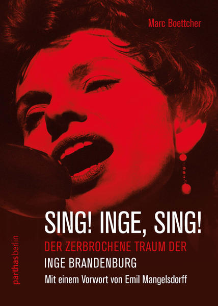 Der Jazz in Deutschland hatte einst eine Stimme: Inge Brandenburg. Geboren in Leipzig und aufgewachsen in schwierigen Verhältnissen in Nazi-Deutschland, war sie es frühzeitig gewohnt, auf eigenen Beinen zu stehen. In der Zeit des deutschen Wirtschaftswunders wird sie plötzlich als beste europäische Jazzsängerin gefeiert, vom »Time Magazin« mit Billie Holiday verglichen und von Musikern auf Händen getragen. Doch das deutsche Publikum ignoriert die Begabung der herausragenden Jazzerin und die deutsche Plattenindustrie versucht, sie (erfolglos) auf Schlager zu reduzieren … Marc Boettcher schildert in seiner bewegenden Biografie ein Frauenschicksal der 1950-er und 60er-Jahre. Er berichtet von einer Zeit, in der es in Deutschland keinen Platz gab für selbstbewusste Frauen mit internationalen Träumen, mit dramatischem Interpretationsstil und einer emanzipierten Erotik. Die Geschichte dieser Karriere, die auch im Zeitalter der Castingsshows und Youtube-Präsenz nichts an ihrer Aussagekraft eingebüßt hat, wurde erst durch einen sensationellen Fund auf einem Trödelmarkt und dem daraus entstandenen, preisgekrönten Kinoporträt »SING! INGE, SING!« wieder lebendig. Diese Biografie ermöglicht es einer breiten Leserschaft nun endlich, diese große vergessene deutsche Künstlerin wiederzuentdecken.