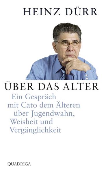 Er war einer der herausragenden deutschen Industriekapitäne. Er stand der AEG, der Bahn und anderen Konzernen vor. Er saß immer in der ersten Reihe, umsorgt, gefragt, umworben. Auf einmal waren Fahrer und Ämter weg. Das Alter kam, mit ihm viel Zeit, auch die Zeit zu überlegen, was es auf sich hat mit dem Älterwerden und mit dem Altsein. Heinz Dürr, Jahrgang 1933, hat viele Fragen. Aber sind es nur seine Fragen? Oder sind sie womöglich zeitlos? Um das herauszufinden, begibt er sich in ein Zwiegespräch mit Cato dem Älteren, den Cicero vor über zweitausend Jahren in seinem fiktiven Dialog »Über das Alter« dasselbe Phänomen hatte reflektieren lassen. Und siehe da - der Plan geht auf. Im Dialog über die Jahrtausende hinweg verliert das Alter seinen Schrecken und so manches unheimliche Geheimnis.