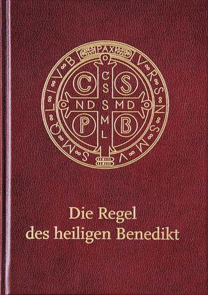 Eines der bedeutendsten Bücher der christlichen Literatur in einer großen, bibliophilen, ganz besonders schön ausgestatteten Sonderausgabe. Ein Muss für das gut sortierte Bücherregal! Auf 500 Exemplare limitiert, von Hand nummeriert. Zusätzlicher Goldschnitt, Zweifarbiger Innendruck, Hochwertiger Cabra-Einband mit Goldprägung des Benedikt-Siegels auf Buchdeckel- und Rücken, Fadenheftung, Lesebändchen. Original Regeltext in deutsch nach neuestem wissenschaftlichen Stand.