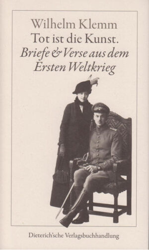 In den Jahren von 1914 bis 1922 war Wilhelm Klemm (1881-1968) einer der bekanntesten deutschen Lyriker. Berühmt wurde er durch seine nüchternen und doch bilderreichen Verse aus dem Ersten Weltkrieg, dessen Verlauf er als Feldarzt an der Westfront von August 1914 an miterlebte. Doch auch mit der präzisen, detailreichen Prosa seiner fast täglichen Briefe an seine Frau Erna Kröner-Klemm hat Wilhelm Klemm auf den Krieg reagiert. Die vorliegende Edition bringt neben 41 Kriegsgedichten Klemms die erste Gesamtveröffentlichung der erhaltenen Kriegsbriefe. Eingeschoben sind Ausschnitte aus den Antwortbriefen seiner Frau, in denen sie die Lebensumstände in Leipzig detailliert und pointenreich beschrieb.