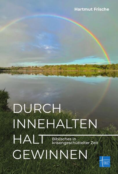 Furchterregende Krisen halten uns in Atem. Was gestern sicher schien, ist heute fraglich. Wissenschaftler und Politikerinnen, Journalisten und Theologinnen suchen nach Lösungen und entwerfen Prognosen für die Zukunft. In den Medien hören wir ihnen zu. Meist fehlt uns dabei die befreiende, erlösende Wirkung. Es ist an der Zeit, innezuhalten und auf die Stimme des Herrn aller Zeiten zu hören! Die Botschaft der Bibel enthält vielfältige Ermahnungen und Ermunterungen, dazu klare Aufforderungen zum Handeln. Wegweisend und tröstend sind insbesondere die großartigen Visionen mit einem weiten Horizont: Wo vieles ins Wanken gerät, bietet die Botschaft der Bibel Trost und Halt. Gott selbst hält die von ihm geschaffene Welt in seiner Hand. Auch wenn wir in Krisen geraten, führt Gott durch diese Erschütterungen hindurch. Heilsam ist die Erinnerung daran: Nicht nur Menschen machen Geschichte und schreiben Ereignissen hier auf der Erde eine historische Bedeutung zu. Gott, der Vater Jesu Christi, hat seine Geschichte zur Rettung der Welt angestoßen. Er steuert sie durch die Irrungen und Wirrungen dieser Zeit, und er wird sie vollenden. Dies will bedacht sein und geglaubt werden. Klaus Peter Hertzsch leitet an, zu sagen und zu singen: „Wer aufbricht, der kann hoffen.“ (EG Nr. 395)