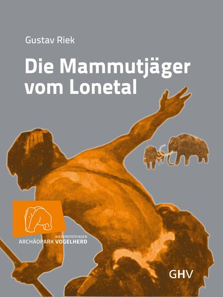 Der Tübinger Urgeschichtler und Ausgräber der weltbekannten Fundstelle Vogelherd, Gustav Riek, inszeniert diesen Roman basierend auf den Ergebnissen seiner archäologischen Untersuchungen in dieser Höhle. 1931 fand er dort neben vielen Funden aus der Zeit des Neandertalers, Hinterlassenschaften der eingewanderten anatomisch modernen Menschen, darunter die spektakulären figürlichen Kunstwerke, die zu den ältesten Kunstwerken der Menschheit gehören. Die Funde, die Riek bei seinen Ausgrabungen gemacht hat, baut er kreativ in seinen Roman mit ein und legt das Pferdchen und das Mammut vom Vogelherd in die Hände von Flinkfuß, dem Künstler aus dem Stamm der Mammutjäger. Diese Geschichte spiegelt natürlich Rieks Vorstellungen über diese Zeit wider, die aufgrund seiner politischen Einstellung nicht unreflektiert betrachtet werden sollte. Er veröffentlichte diesen Roman im Jahr 1956. Seit dieser Zeit hat sich unser Wissen um die Urgeschichte wesentlich erweitert. Im Vorfeld erläutern Prof. Nicholas J. Conard und Ewa Dutkiewicz den aktuellen Stand der Forschung und Hintergründe, die für die Lektüre dieses Romans erforderlich sind. „Die Mammutjäger vom Lonetal” beschreibt fiktiv die Zeit, als die ersten anatomisch modernen Menschen auf die Schwäbische Alb kommen und ihre Vorgänger, die Neandertaler, ablösen. Die Geschichte spielt sich im Vogelherd und seiner Umgebung ab. Der Stamm der Bärentöter lebt schon seit langer Zeit in diesem Tal, als Neuankömmlinge, der Stamm der Mammutjäger, in das Lonetal eindringen. Ein verzweifelter Überlebenskampf der Neandertaler beginnt, aus dem aber schließlich die modernen Menschen als Sieger hervorgehen. Ihre technische und soziale Überlegenheit geben den Ausschlag.