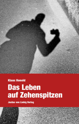 Die Jahre in der Lebensmitte - für den Autor bedeuten sie ein Leben auf Zehenspitzen. Die Zeit des breitbeinigen Auftretens, sorgloser Entschlüsse, übermütiger Gänge durch die Welt ist definitiv vorbei. Auf einmal werden die Fallen sichtbar, die uns das Leben stellt, und für eine Entscheidung spricht stets ebenso viel wie gegen sie. Freunde sollte man jetzt haben, sofern man ihnen vertrauen kann. Und an jedem Morgen überlegen, wohin die Reise gehen soll. Auf Zehenspitzen heißt aber auch: sich ein wenig beiseite zu stellen, unerhört zu lauschen, ungesehen zu beobachten.