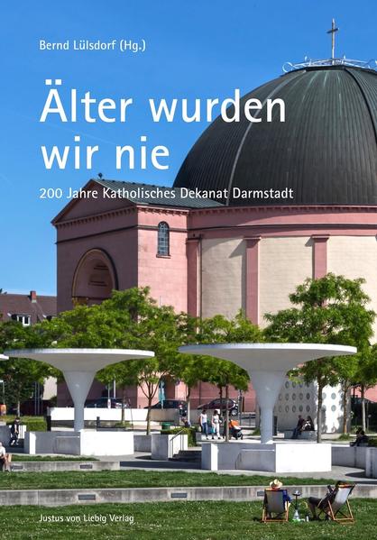 Mosaike sind schon im Altertum entwickelte Darstellungsformen, bei denen durch das Nebeneinanderlegen von unterschiedlichen Bruchstücken Muster oder Bilder entstehen. Unser gemeinsames Buch „Älter wurden wir nie“ ist ein Mosaik aus Texten und Fotografien. Es lässt ein Gesamtbild von dem entstehen, was das Katholische Dekanat Darmstadt in den knapp zwei Jahrhunderten seines Bestehens ausgemacht hat. Liebevoll können wir uns diesem Bild zuwenden, es betrachten und dankbar sein für jedes Bruchstück, das für sich bedeutend und zugleich Teil eines Ganzen ist. Wenn die einzelnen Bruchstücke als Teil des Ganzen zu sprechen beginnen, dann verweisen sie darauf, dass alle unsere Geschichten Teil eines größeren Ganzen sind und zugleich Zeugnis ablegen für das, was uns miteinander verbindet: die befreiende und froh machende Botschaft Gottes mitten unter uns. So laden wir Sie ein, das vorliegende Buch als Zeugnisheft zu lesen und das vielfältige und vielfarbige Mosaik der Texte und Fotos in seiner Gesamtheit zu begreifen.