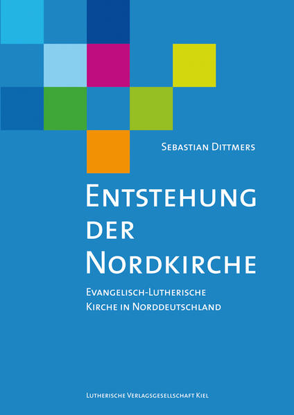 "Diese neue Landeskirche ist nicht vom Himmel gefallen! Die vorliegende Arbeit von Sebastian Dittmers zeigt auf, mit welchen Schritten und mit welchen Akteuren sich der Fusionsprozess der drei beteiligten Landeskirchen vollzogen hat.“ (Gerhard Ulrich, erster Landesbischof der Nordkirche) Wo finden sich die alten mecklenburgischen Propsteien in der Nordkirche wieder? Warum ist Pommern der einzige Kirchenkreis, dessen Grenzen nur mit seiner Zustimmung verändert werden können? Wie haben die Erfahrungen aus der Fusion Nordelbiens 1977 die Bildung der Nordkirche beeinflusst? Als erste lutherische Kirche nennt die Nordkirche die Barmer Theologische Erklärung an prominenter Stelle der Präambel ihrer Verfassung. Ist die Erklärung damit den lutherischen Bekenntnisschriften gleichgesetzt? Die stark abnehmenden Kirchenmitgliederzahlen waren ein entscheidender Faktor für die Bildung der Nordkirche. Der Autor erläutert anhand der neuesten religionssoziologischen Daten, wie es zu diesen Mitgliederverlusten gekommen ist und welchen Einfluss Kirchen auf diese Entwicklung haben.