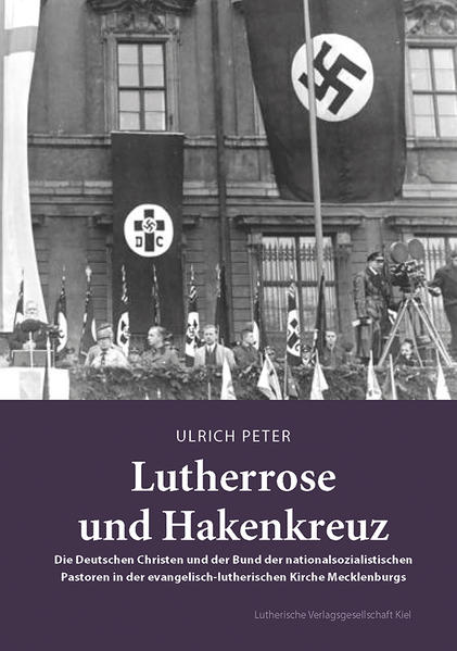 Die Mecklenburger Landeskirche war seit 1933 eine „braune Kirche“ mit radikalem deutsch-christlichen Antisemitismus. Auch die „Bekennende Kirche“ stimmte mehrheitlich der Zerschlagung des Weimarer Rechtsstaats durch die „nationale Revolution“ zu und sah darin Gottes Gericht am deutschen Volk. Dieser Irrglaube entsprach der Sichtweise der kirchlichen Mehrheit in Mecklenburg. Die meisten Pastoren und Gemeinden standen loyal zum NS-Kirchenregime. Was machte evangelische Christen, Pastoren und Kirchenbehörden so anfällig für totalitäres Gedankengut? Welche Traditionen hatten in der Landeskirche gewirkt, welche nicht und welche Ursachen oder Konsequenzen hatte dies? Wie verarbeiteten mecklenburgische Pastoren den Zusammenbruch der Monarchie und die Niederlage im Ersten Weltkrieg? Diese Fragen beantwortet dieses Buch. Es thematisiert die Vorgeschichte und vor allem die NS-Zeit selbst sowie die versäumte Entnazifizierung danach. Die Entstehung, das Wirken und das Ende der Akteure von „Deutschen Christen“ und dem „Bund der nationalsozialistischen Pastoren“ in der evangelisch-lutherischen Kirche Mecklenburgs werden aufgezeigt.