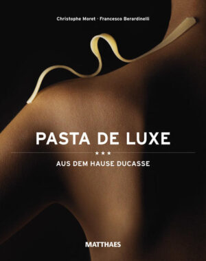 Das französisch-italienische Autorenduo Christophe Moret und Francesco Berardinelli aus dem Hause Ducasse teilt eine große Leidenschaft: Pasta. In diesem Buch zeigen Sie 160 außergewöhnliche Rezepte für jeden Anlass, vom leichten Sommergericht bis hin zur feierlichen Dinnerparty. Entdecken Sie die große Vielfalt an Rezepten von neu interpretierten Klassikern wie Lasagne bis hin zu Eigenkreationen wie z.B. Riccoli mit kleinen karamellisierten Kartoffeln oder saisonalen Pastagerichten wie schwarzen Spaghetti mit Lobster-Sauce. Inspiriert von der mediterranen und der asiatischen Küche wird Pasta hier nicht nur als Hauptgericht präsentiert, sondern auch als Aperitif, Vorspeise oder gar als süßes Finale, wie z.B. die appetitlichen Schokoladenravioli oder die Rigatoni in Zuppa Inglese. Die große Vielfalt der Pastagerichte ist eine Quelle der Inspiration in der Küche und eine Freude auf dem Tisch. Die meisten Rezepte sind einfach nachzukochen und schnell vorzubereiten.