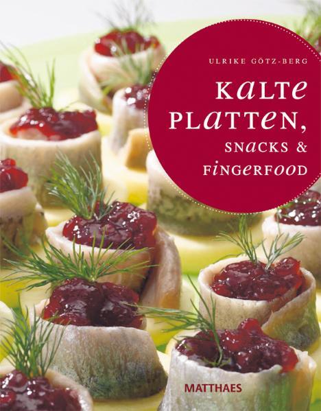 Ulrike Götz-Berg, eine versierte Fachfrau auf dem Gebiet der professionell und ansprechend garnierten Platten, hat für dieses Buch eine Fülle an Platten und leckeren Kleinigkeiten zusammengestellt - alte Klassiker wie die Schieferplatte mit Wurst- und Käsespezialitäten, vielfältige Fondue und Vesperplatten, aber auch ganz neue Ideen wie kleine Dessertgläschen, Vorschläge für Pausensnacks, Löffelfood, Minibüffets usw. werden detailliert erläutert. Abgerundet wird das Ganze durch eine bebilderte Erläuterung der Standard-Grundlegetechniken, eine Kräuterkunde, eine Aufzählung der wichtigsten Werkzeuge und gängigsten Dekorationen sowie ergänzende Rezepte für handgemachte Bestandteile der Platten.