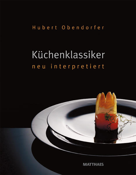 Hubert Obendorfer hat über Jahre Klassikerrezepte gesammelt und die Quintessenz daraus erarbeitet. Nun interpretiert er sie neu und zeitgemäß. Dabei nutzt er alle Möglichkeiten der modernen Küche: Dekonstruktion,neue Garmethoden, Reduzierung der Fette, hochwertigste Zutaten, zeitgemäße Anrichtearten, Portionsgrößen, die dem heutigen Niveau entsprechen und vieles mehr. Entstanden sind wundervolle Gerichte, dieherrlich anzuschauen sind und himmlisch schmecken.Zum Verständnis der Klassiker sind alte Rezepte abgedruckt. Zudem erläutert Hubert Obendorfer, welche Bestandteile oder spezielle Zubereitungsarten diesen Klassiker auszeichnen, wie und wann das Gericht kreiert wurde und wer „Namensgeber“ des Gerichtes war.