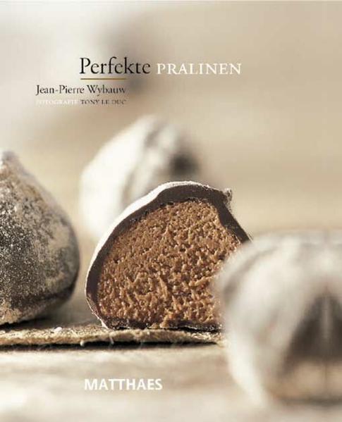 Perfekte Pralinen sind machbar - insbesondere mit den richtigen Rezepturen, aber auch mit dem notwendigen fachlichen Know-how und den professionellen Techniken. Der Meister seines Fachs, Jean-Pierre Wybauw, zeigt in dem Buch „Perfekte Pralinen“, dass es keiner Magie bedarf, diese Kleinode des Genusses zu produzieren. Jean-Pierre Wybau vermittelt Fachwissen, von den Grundstoffen über die Schokoladenverarbeitung, Rheologie, Haltbarkeit der Grundstoffe bis hin zur Zuckerverarbeitung sowie den Grundtechniken wie Kandieren von Früchten, Dragieren, Erstellung von Karamellsirupen, Cremes und vieles mehr. Das Herzstück des Werkes sind über 100 exzellente Rezepturen für Pralinen auf Nussbasis, auf Butterbasis, Canache, Karamellen, Nougat, Likörpralinen, Marzipan, Trüffel, Hohlkugeln und für Fruchtgelees. Die Herstellung jeder einzelner Praline, egal ob feinherbe Orangentrüffel, würzige Praliné-Canache mit schwarzem Pfeffer, zartschmelzende Kahlua oder knackige Mandeltuilles, ist ausführlich beschrieben, so dass dieses Buch für angehende Fachleute genauso verständlich ist, wie für ambitionierte Hobby-Chocolatiers. Dem erfahrenen Fachmann dient es als Nachschlagewerk mit wichtigen Infos wie dem aw-Wert einer Praline, aber auch als Ideenlieferant.Allein die Pralinen im Buch zu betrachten ist ein Genuss: Die großformatigen Aufnahmen von Tony Le Duc sind außergewöhnlich schön, dabei aber auch informativ.