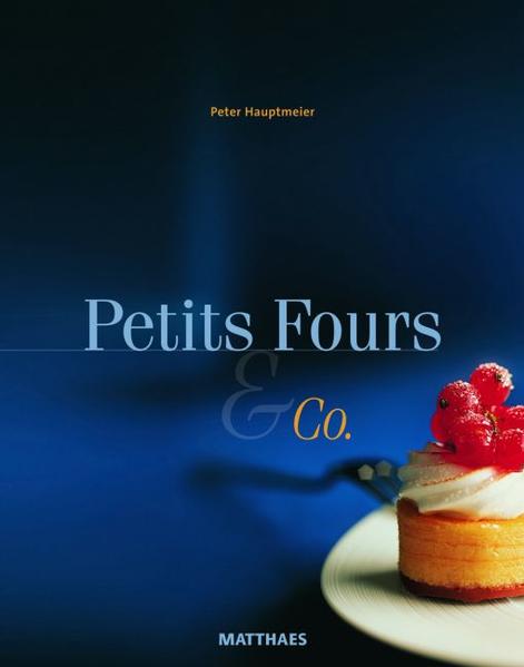 Peter Hauptmeier, einer der kreativsten Patissiers Deutschland, stellt 50 eigene Petits-Fours-Rezepte vor: Fours mit Schokolade, Fours mit frischem Obst, warme Fours und ein großes Spektrum außergewöhnlicher Fours. 16 Glasdesserts, die gelöffelt oder getrunken werden sind die ideale Ergänzung zu den Klassikern.