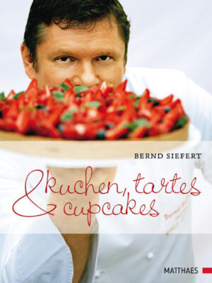 Kuchen mit Obst, Kuchen mit Creme, moderne Kuchen, Spezialitäten, Tartes mit Früchten, Tartes mit Schokolade sowie ein Sonderteil mit vielen Cupcake-Rezepten - einmal mehr beweist Bernd Siefert mit seinem neuen Buch große Vielfältigkeit.Seine Kreationen sind einfach wundervoll und wecken die Lust, all seinen süßen Versuchungen zu erliegen, jedes Rezept nachzubacken, jeden Kuchen oder Cupcake zu kosten und jede Tarte zu genießen. Sowohl innovativen und exotischen Rezepturen oder Zutatenkombinationen, aber auch modernisierten, dennoch traditionellen Kreationen wie der Schwarzwälderkirschtorte schenkt Bernd Siefert seine volle Aufmerksamkeit. Alle Grundrezepte der verschiedenen Teige - ob Mürbteig, Biskuit, Hefeteig oder auch Blätterteig - werden einfach umsetzbar anhand von Step-Bildern erläutert.Nicht zuletzt die appetitanregenden Fotografien von Matthias Hoffmann lassen jedem das Wasser im Mund zusammenlaufen. Ein jeder wird in diesem Buch fündig - Bäcker und Konditoren profitieren von der Fülle an Inspirationen, aber auch die leidenschaftliche Hobbybäckerin kann ihr Repertoire bereichern.