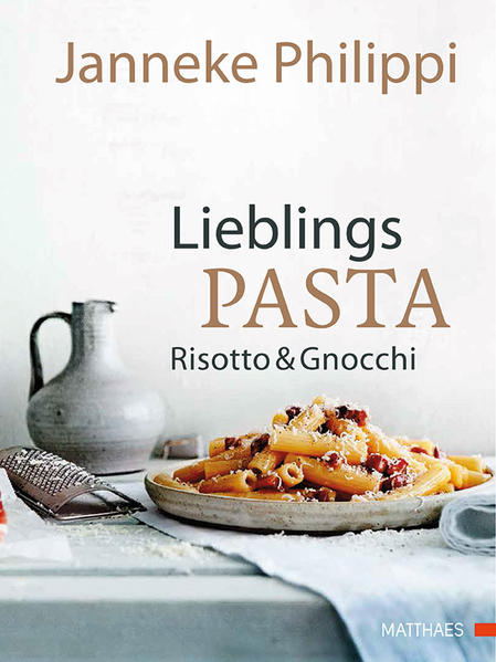 Lieblingspasta, Risotto & Gnocchi - das dritte Buch von Janneke Philippi ist eine Herzensangelegenheit der Autorin, denn ihre ganze Familie ist verrückt nach Nudeln & Co. und so enthält das Buch auch mehr als 60 Rezepte, die bei Janneke zu Hause vielfach erprobt sind. Das Spektrum ist groß: Von den einfachen Spaghetti, die in 15 Minuten auf dem Tisch stehen, bis hin zu frischer Pasta und Gnocchi mit leckeren Füllungen und verschiedenen Formen, die etwas aufwändiger sind und auch Kochbegeisterte überzeugen. Die stimmungsvollen Fotos und kleinen Erläuterungen am Rande ergänzen die Rezepte aufs Beste. Ein Buch zum Verlieben und Verschenken. - Vielfältig, abwechslungsreich, lecker: Pasta, Risotto & Gnocchi ist der Inbegriff der Italienischen Küche, die sich bei uns größter Beliebtheit erfreut. - Tagliolini mit Zitronensahnesauce und Rucola, Spaghetti mit Kalbfleischbällchen in pikanter Harissa-Tomatensauce, Risotto mit Radicchio, Speck & Gorgonzola, Süßkartoffel-Gnocchi mit warmen Oliven & Thai-Basilikum - wer jetzt nicht hungrig ist, ist immun gegen Pasta, Risotto und Gnocchi. - Spaghetti aus dem Regal für die schnelle Küche, frische Teigtäschchen für das zelebrierende Kochen. Risotto, das sofort gegessen werden sollte und Gnocchi, die gut aufbewahrt werden können - für jeden Anlass und Geschmack das Richtige.