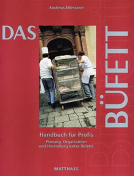 Hochwertige, professionelle Büfetts zu organisieren und ansprechend zu gestalten, ist eine Kunst, die nur mit Kreativität und solidem Fachwissen erfolgreich gelingen kann.Der mit zahlreichen Preisen ausgezeichnete Meisterkoch Andreas Miessmer hat in dieses Fachbuch seine jahrelangen Erfahrungen einfließen lassen und mit wertvollen Anregungen, Rezepturen und Arbeitshilfen das Themenspektrum „Kaltes Büfett“ umfassend aufbereitet.Herzstück des Buches ist die detaillierte Beschreibung der Zubereitung edelster Leckerbissen. Die Vielfalt der Rezepturen in den einzelnen Kapiteln setzt sich zusammen aus: Vorspeisen und Suppen, Delikate Salate, Kalte Saucen zum Büfett, Garnituren und Butterzubereitungen, Canapés und Crostini, Edle Plattenkreationen, Delikate Käseplatten, Würzige Käsesnacks und schmackhafte Käsezubereitungen.Wichtige Arbeitsschritte der Herstellung von Farcen, Terrinen, Pasteten, Parfaits, Mousses, Sülzen und Schaustücken werden in detaillierten Bildfolgen erläutert.Mit praxisnahen Beispielen zur Kostenkalkulation, hilfreichen Anleitungen zur Produktionsplanung bis hin zu Checklisten zur Kostenabrechnung und Auswertung der Kundenzufriedenheit wird die professionelle Vorbereitung und Organisation eines festlichen Büfetts ausführlich erklärt.Ausgestattet mit exzellenten Farbabbildungen, bietet dieses Handbuch sowohl Profis wie auch Berufsanfängern eine wertvolle Arbeitshilfe, die zu Eigenkreationen ermuntert und als Wegweiser und Nachschlagewerk rund ums Thema „Kaltes Büfett“ dient.