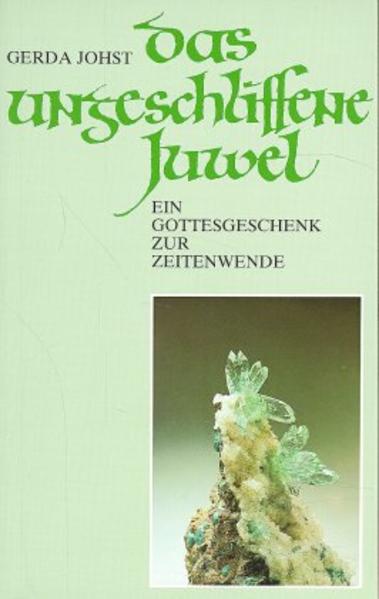 Im ersten Teil verfolgen wir die Geschichte eines „Wunders“: Eine Frau unserer Zeit, die ohne christliche Erziehung aufwuchs und auch später konfessionslos blieb, steht dem Durchbruch einer medialen Begabung und damit der Erkenntnis, daß es mehr gibt als die Realität des irdischen Lebens, zunächst fassungslos gegenüber. Doch schließlich gibt sie in spielerischer Unbefangenheit der Führung ihrer Hand nach und stößt damit ein Fenster auf zur jenseitigen Welt. Wir erfahren von geheimnisvollen Mächten und Gewalten, von der hierarchischen Ordnung, den Göttern der Antike und von uns liebevoll umsorgenden Schutzengeln. Gerda Johst „ ...bis zu jenem Nachmittag Anfang Mai 1977, der mein ganzes Leben verwandelte. Ich hatte damals, allein für mich, wohl eine Stunde lang Klavier gespielt. Als ich danach den Flügel schloß und mich an den Tisch setzte, um noch ein wenig zu träumen, überkam mich ein heißes Gefühl der Sehnsucht nach Gott, dessen Hilfe ich einige Wochen zuvor so deutlich verspürt zu haben glaubte. Da geschah es auf einmal, daß meine rechte Hand ergriffen wurde und sich selbständig zu machen schien. Sie begann auf meinem linken Arm, an dem ich sie in leichter Verschränkung gehalten hatte, Kreise und Zeichen zu ziehen. Daraus formte sich, von meinem Zeigefinger geschrieben, mein Name mit einem Rufzeichen: „Gerda!“ Als ich nun verwundert meine Hand auf den Tisch legte, bildeten sich dort in großen Buchstaben die Worte: „Oben ist Gott